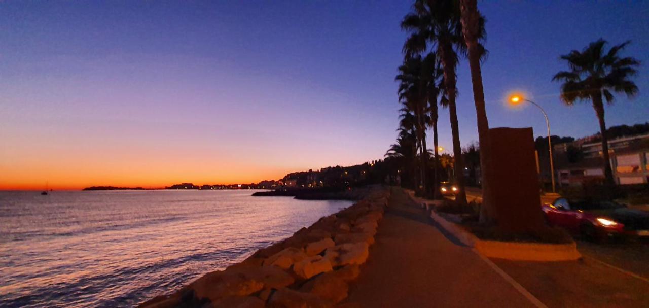 Appartement entier indépendant au dessus de villa wi fi parking gratuit proche plage et centre ville Sanary-sur-Mer Esterno foto