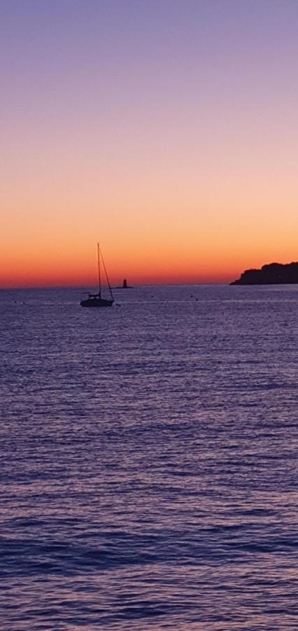 Appartement entier indépendant au dessus de villa wi fi parking gratuit proche plage et centre ville Sanary-sur-Mer Esterno foto